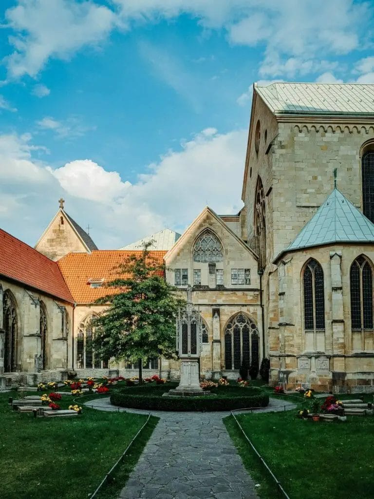 Der große Innenhof des Sankt Paulus Dom - Münster Sehenswürdigkeiten