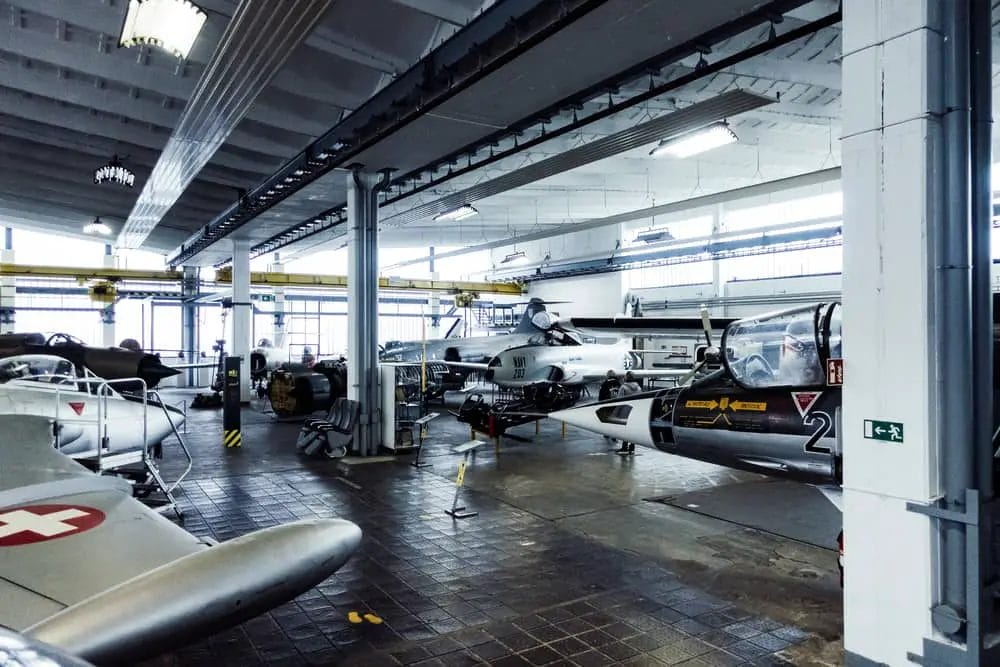 Halle mit Flugzeugen im Luftfahrtmuseum - Wernigerode Sehenswürdigkeiten