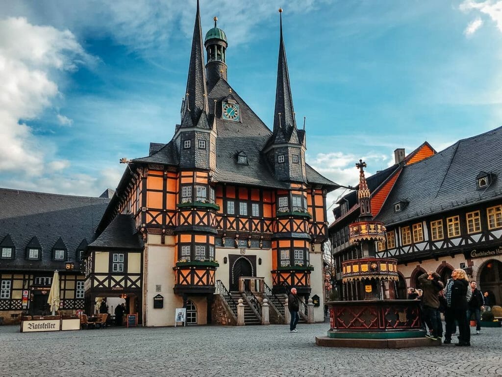 Rathaus von Wernigerode am Marktplatz mit Marktbrunnen - Wernigerode Sehenswürdigkeiten