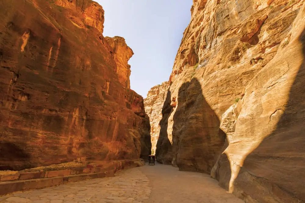 FELSENSTADT PETRA IN JORDANIEN: HIGHLIGHTS, TIPPS & SEHENSWÜRDIGKEITEN 7 Al Siq Schlucht. Der Eingang zur Felsenstadt - Petra Jordanien