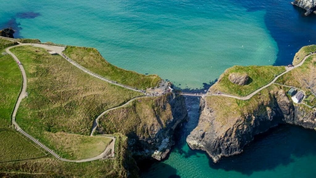 SEHENSWÜRDIGKEITEN IN IRLAND: HIGHLIGHTS & WUNDERBARE ORTE DIE DU UNBEDINGT SEHEN MUSST! 17 Hängebrücke Carrick-a-Rede - Irland Sehenswürdigkeiten