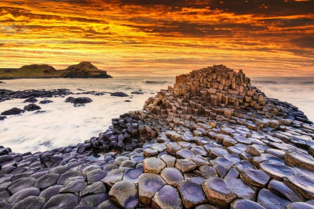 SEHENSWÜRDIGKEITEN IN IRLAND: HIGHLIGHTS & WUNDERBARE ORTE DIE DU UNBEDINGT SEHEN MUSST! 16 Giant's Causeway - Irland Sehenswürdigkeiten
