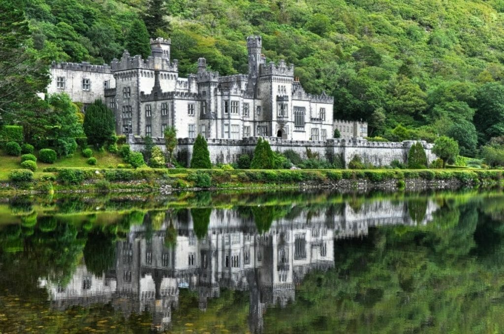 SEHENSWÜRDIGKEITEN IN IRLAND: HIGHLIGHTS & WUNDERBARE ORTE DIE DU UNBEDINGT SEHEN MUSST! 11 Kylemore Abbey - Irland Sehenswürdigkeiten