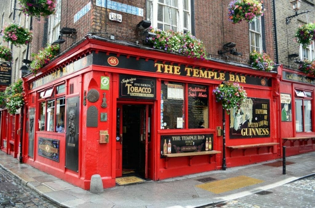 SEHENSWÜRDIGKEITEN IN IRLAND: HIGHLIGHTS & WUNDERBARE ORTE DIE DU UNBEDINGT SEHEN MUSST! 9 Temple Bar in Dublin - Irland Sehenswürdigkeiten