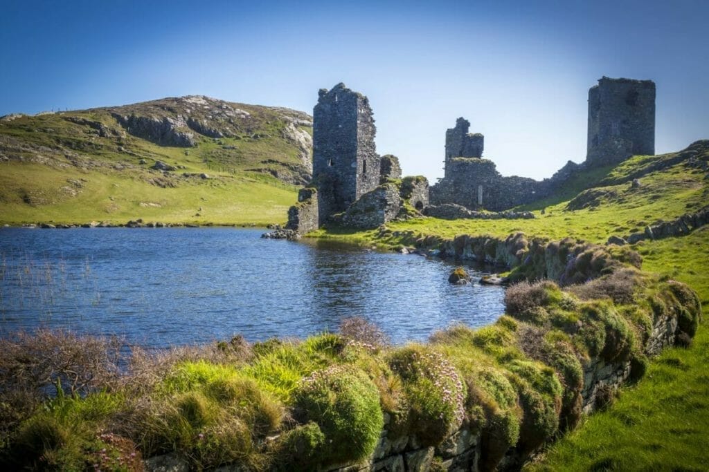 SEHENSWÜRDIGKEITEN IN IRLAND: HIGHLIGHTS & WUNDERBARE ORTE DIE DU UNBEDINGT SEHEN MUSST! 14 Three Castle Head - Irland Sehenswürdigkeiten