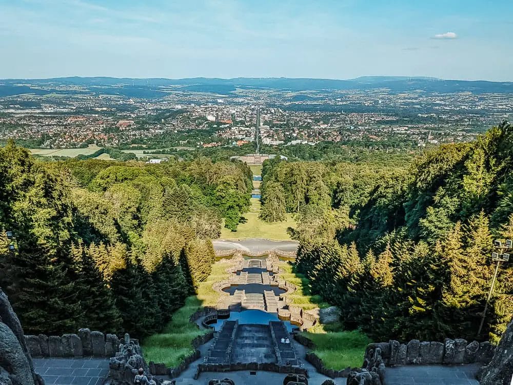 Kassel Wilhelmshöhe Park. Blick auf den Bergpark und die Kassler Berge vom Herkules Denkmal aus - Kassel Sehenswürdigkeiten