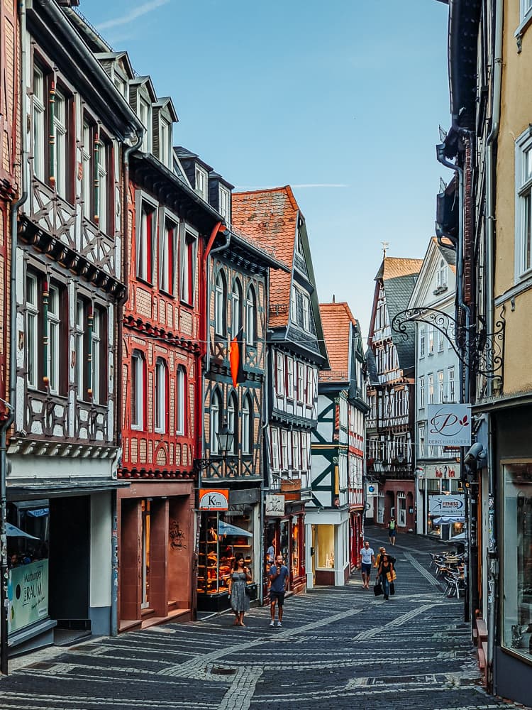 Strasse mit Fachwerkhäuser in der Oberstadt - Marburg Sehenswürdigkeiten