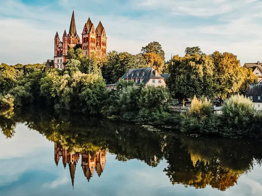 Limburger Dom mit Spiegelung im Wasser