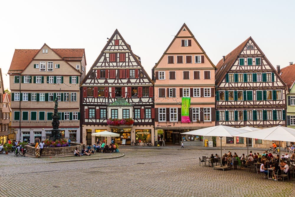 Der Marktplatz in Tübingen mit seinen schönen Fachwerkhäusern - Tübingen Sehenswürdigkeiten