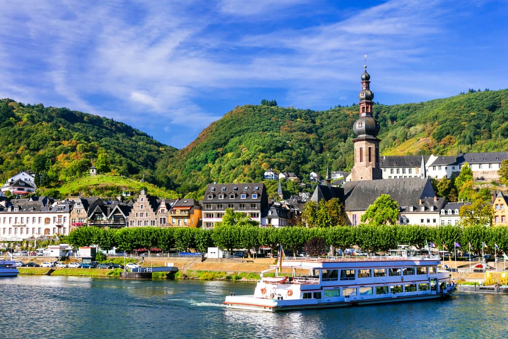 12 BEEINDRUCKENDE COCHEM SEHENSWÜRDIGKEITEN, DIE DU NICHT VERPASSEN SOLLTEST 10 Schifffahrt auf der Mosel bei Cochem - Cochem Sehenswürdigkeiten