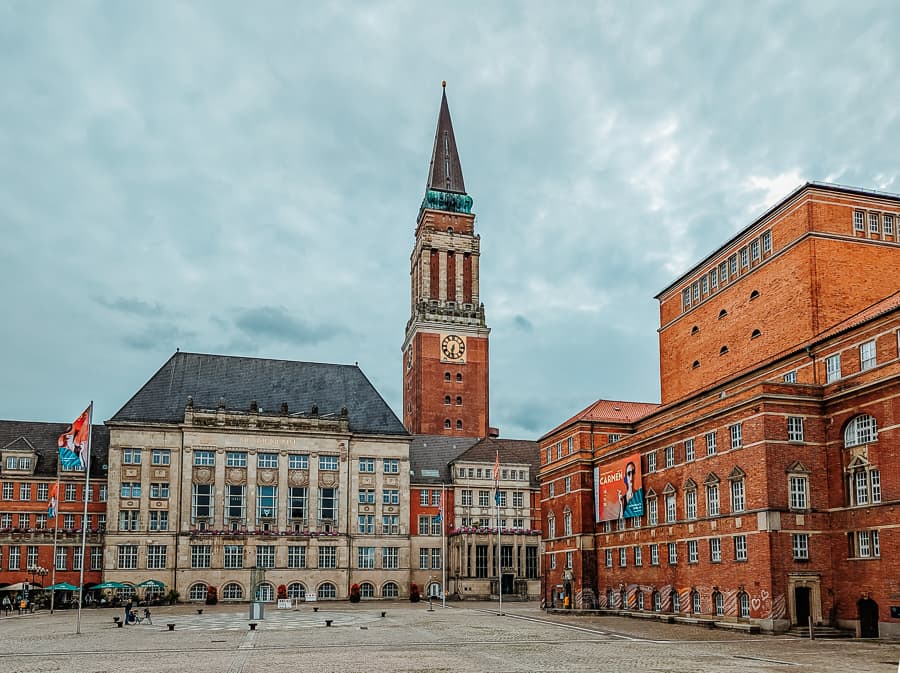 Kieler Rathaus mit Turm und Opernhaus  - Kiel Sehenswürdigkeiten 