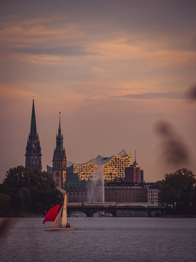 Blick auf die Elphie über die Aussenalster - Aussenalster in Hamburg - Ausflugsziele in Hamburg 