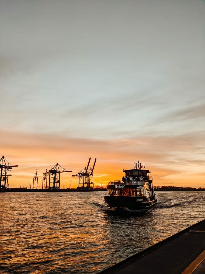Eine Fahrt mit der Fähre die Elbe entlang - Ausflugsziele Hamburg