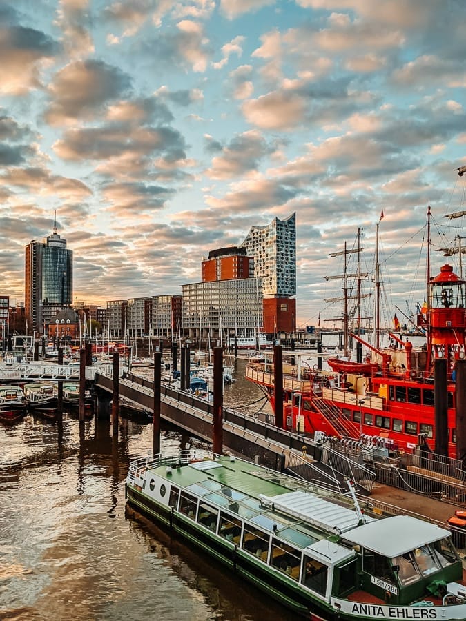 Blick auf die Elbphilharmonie von den Landungsbrücken - Ausflugsziele Hamburg