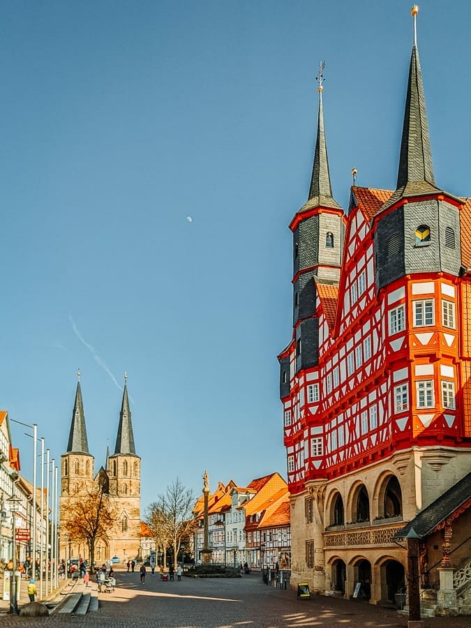 Rathaus Duderstadt mit Dom im Hintergrund - Göttingen Sehenswürdigkeiten