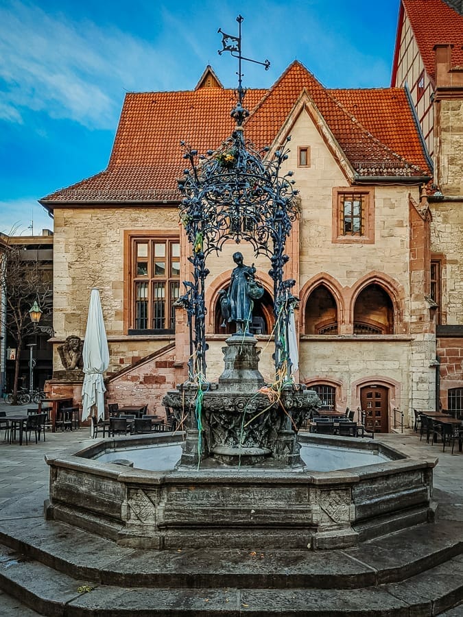 UNSERE TOP 16 GÖTTINGEN SEHENSWÜRDIGKEITEN IN DER ALTSTADT FÜR EINEN GELUNGENEN STÄDTETRIP 8 Gänseliesel - Göttingen Sehenswürdigkeiten