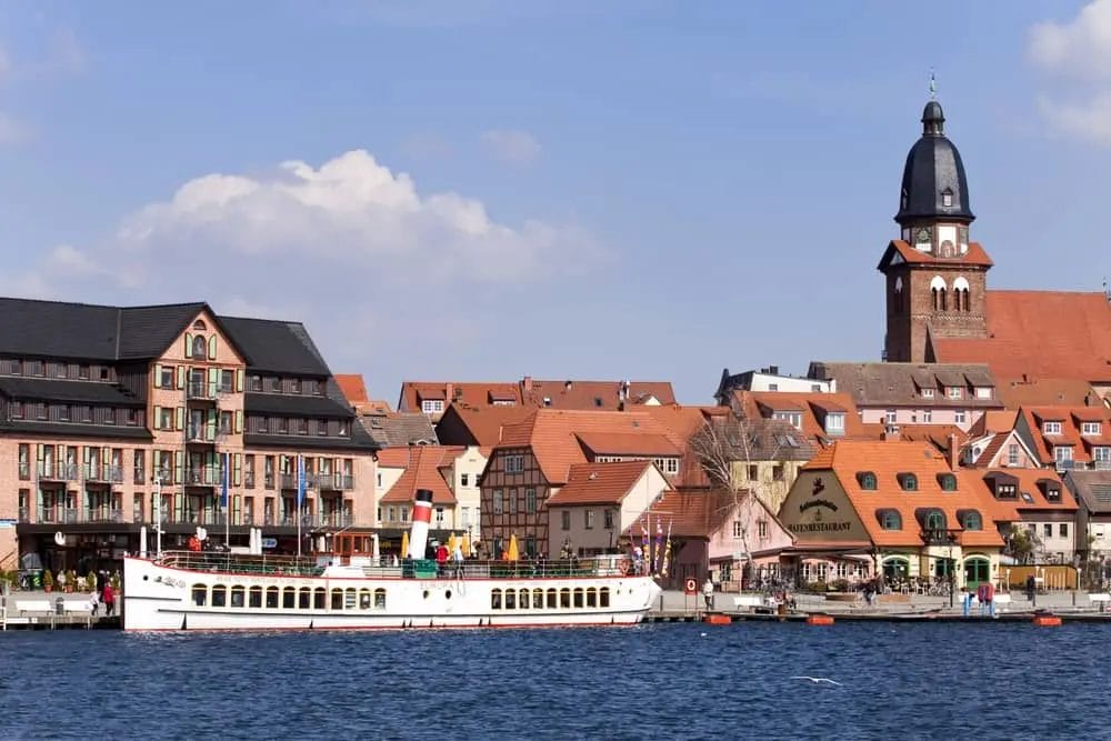 19 BEEINDRUCKENDE SEHENSWÜRDIGKEITEN, AUSFLÜGE & AKTIVITÄTEN IN WAREN AN DER MÜRITZ, DIE DU NICHT VERPASSEN DARFST 7 Skyline von Waren an der Müritz - Waren Müritz Sehenswürdigkeiten