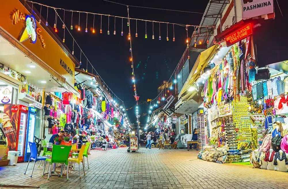 22 EINZIGARTIGE ALANYA SEHENSWÜRDIGKEITEN & AUSFLUGSZIELE, DIE DU UNBEDINGT SEHEN MUSST 10 Der Basar von Alanya am Abend - Alanya Sehenswürdigkeiten