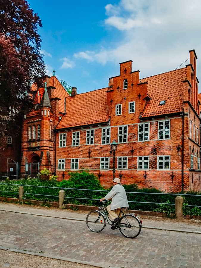 Radfahrer vorm Bergedorfer Schloss - Ausflugsziele Hamburg