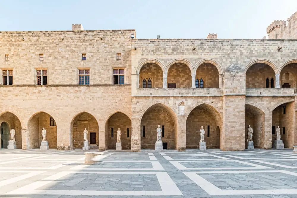 DIE 18 BESTEN GRIECHENLAND SEHENSWÜRDIGKEITEN IN 2023 FÜR DEINEN URLAUB 11 Großmeisterpalast auf Rhodos - Griechenland Sehenswürdigkeiten