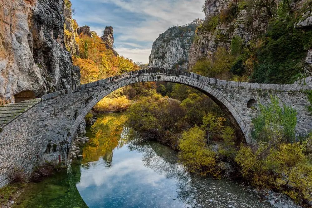 Sieht etwas so aus wie die Rakotzbrücke in Deutschland, ist aber eine Brücke in der Vikos-Schlucht - Sehenswürdigkeiten in Griechenland