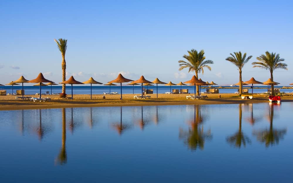 Hurghada Sehenswürdigkeiten - Strand, Palmen und Meer spiegeln sich im Wasser
