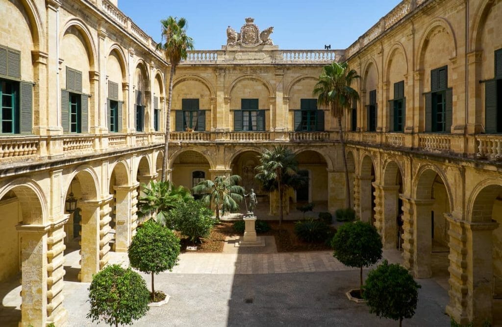 Der Innenhof des Großmeisterpalasts in Valletta - Malta Sehenswürdigkeiten