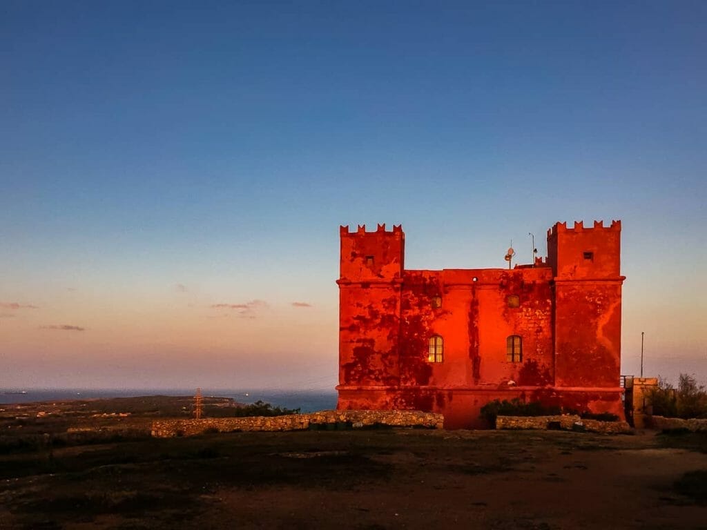 Der rote Turm der Heiligen Agatha leuchtet vor allem beim Sonnenuntergang in kräftigem Rot
