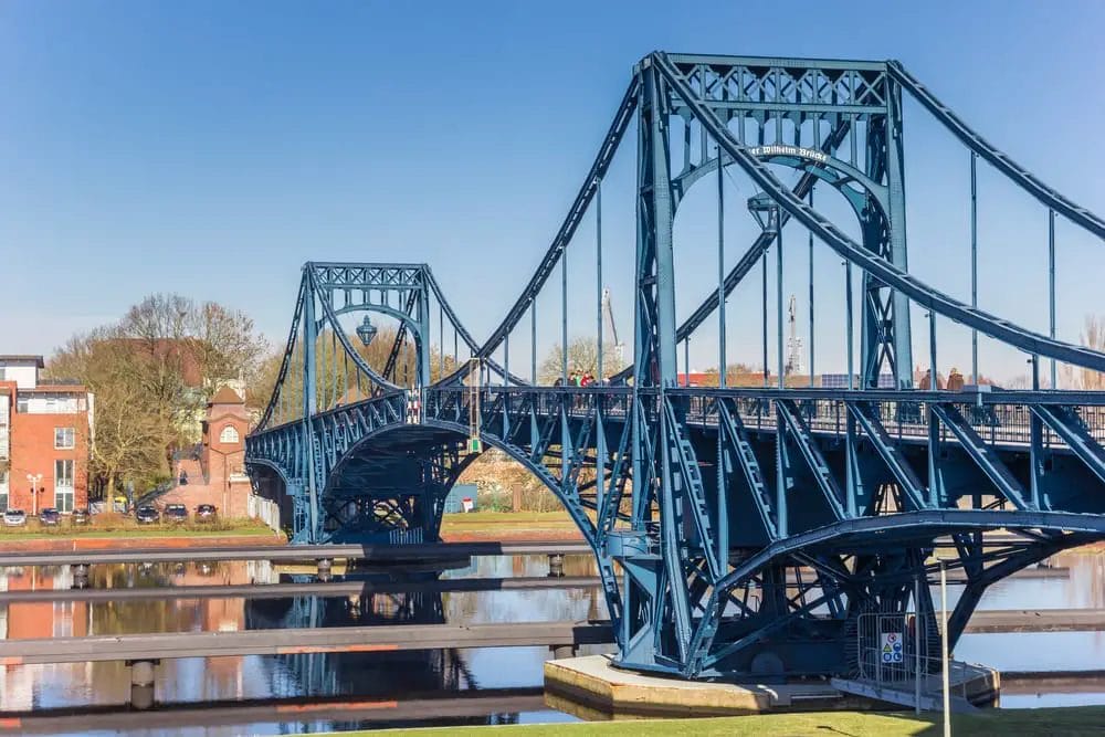 Das Wahrzeichen der Stadt Wilhelmshaven - Die blaue Kaiser-Wilhelm-Brücke