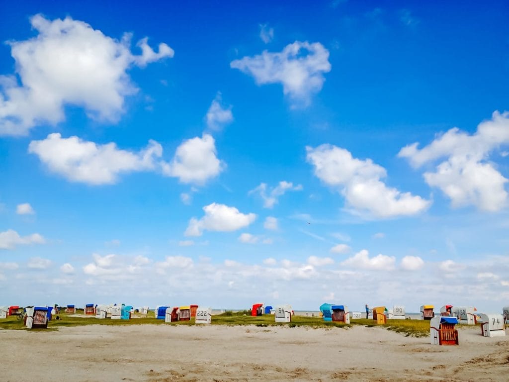 Der Strand von Schillig mit bunten Strandkörben - Wilhelmshaven Sehenswürdigkeiten