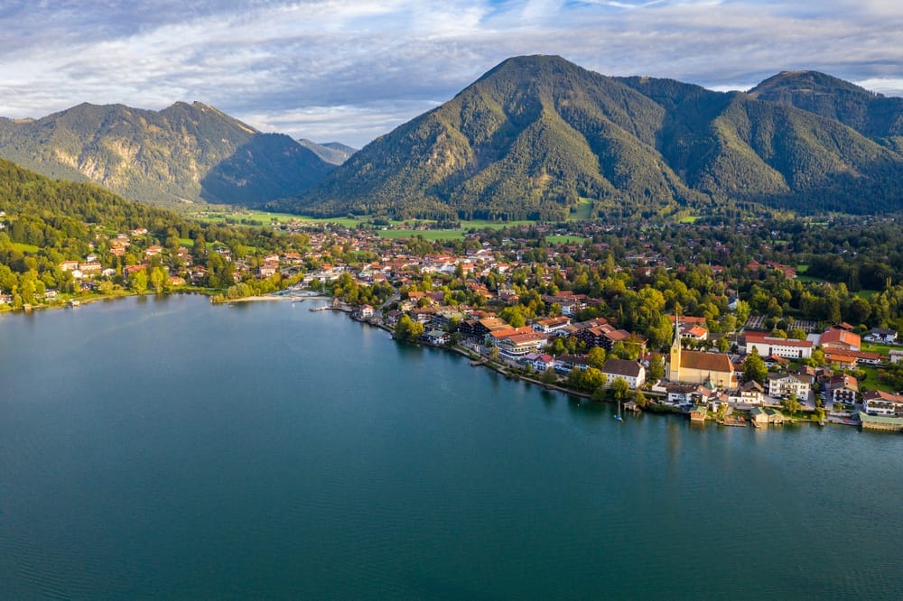 DIE 11 BESTEN BAD TÖLZ SEHENSWÜRDIGKEITEN & AUSFLUGSZIELE FÜR EINE GRANDIOSE ZEIT 9 Blick auf den Tegernsee und Rottach-Egern - Sehenswürdigkeiten in Bad Tölz