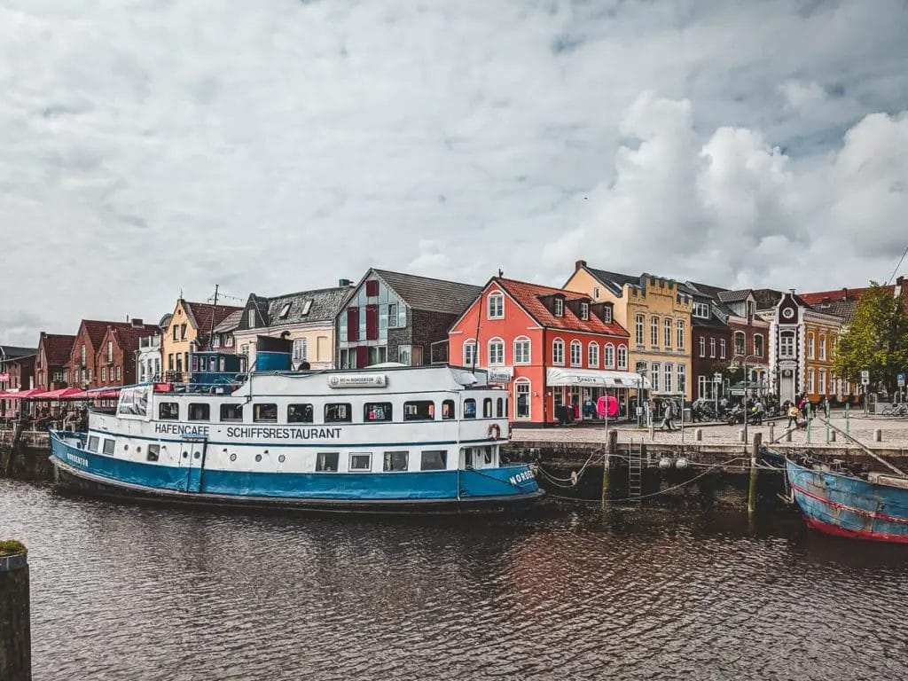 Der Hafen von Husum mit Schiffsrestaurant und Fischkutter - Husum Sehenswürdigkeiten