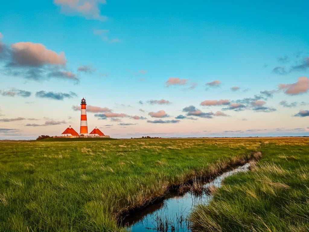 Der Leuchtturm von Westerhever in der Nähe von Husum ist ein beleibtes Fotomotiv - Husum Sehenswürdigkeiten