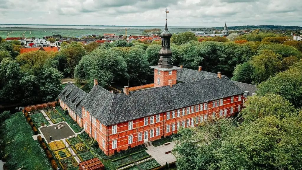 Das Husumer Schloss aus der Vogelperspektive - Husum Sehenswürdigkeiten