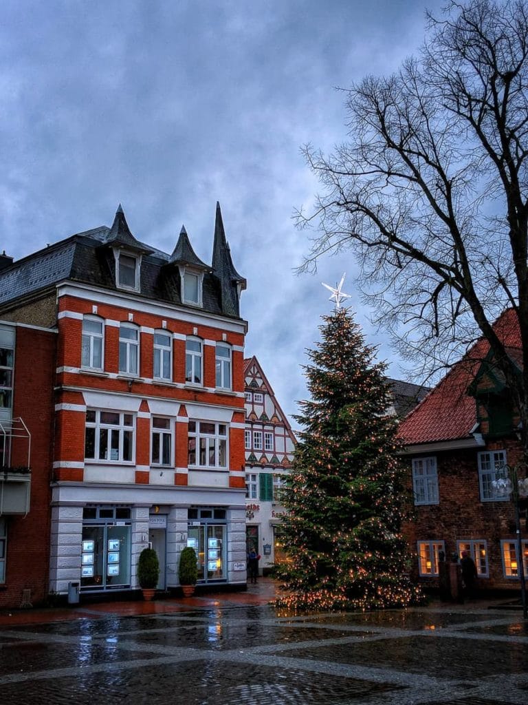 Der Marktplatz in Eckernförde mit Weihnachtstanne - Schleswig Sehenswürdigkeiten