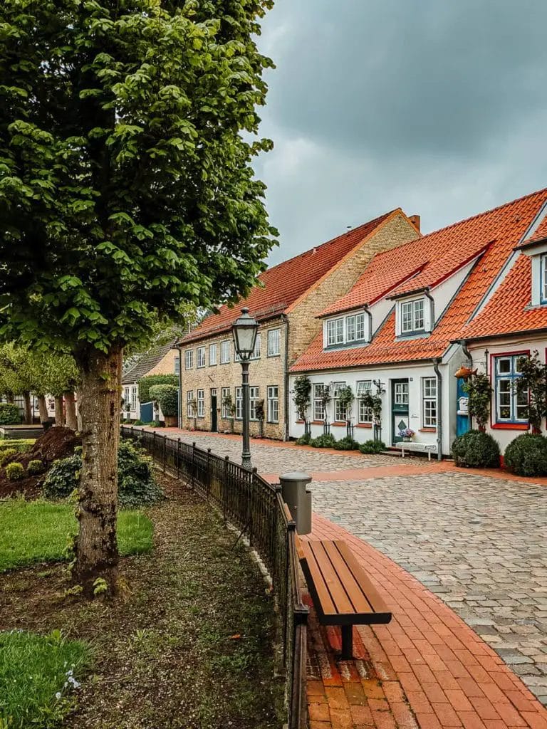 Häuser am zentralen Platz in der Fischersiedlung Holm - Schleswig Sehenswürdigkeiten