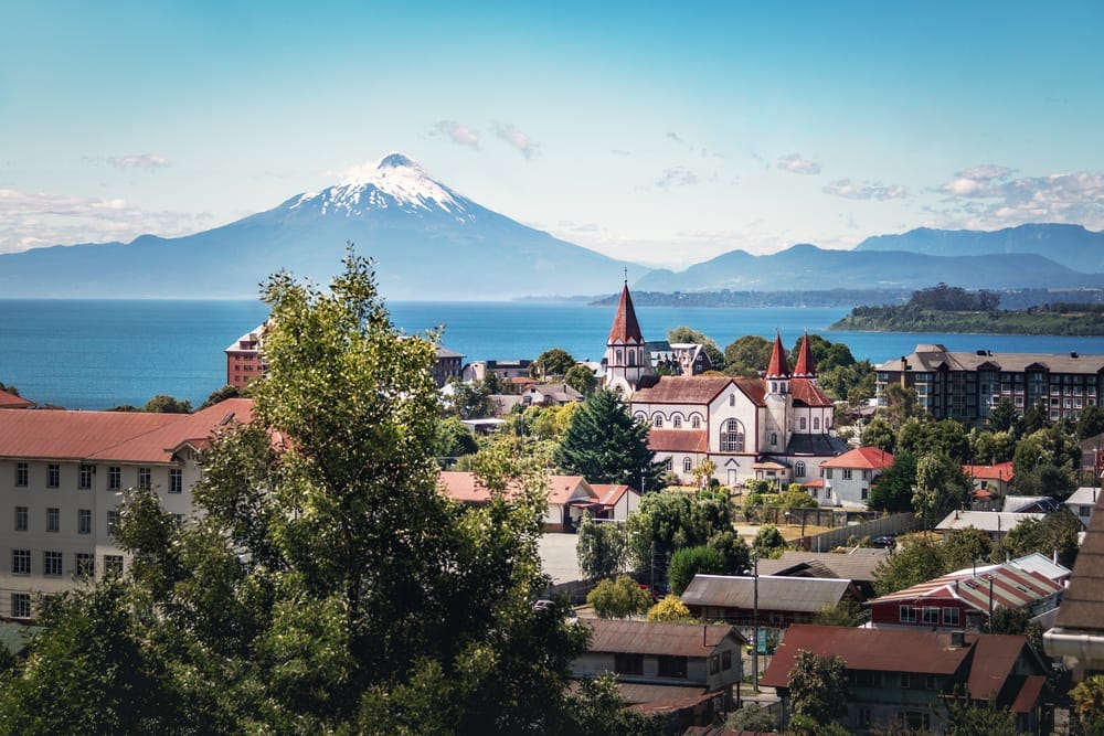 DIE 20 SCHÖNSTEN CHILE SEHENSWÜRDIGKEITEN, DIE DU AUF KEINEN FALL VERPASSEN DARFST 15 Die wunderschöne Stadt Puertos Varas am Rande des Llanquihue Sees - Chile Sehenswürdigkeiten