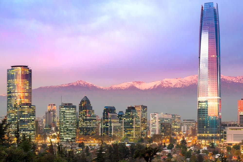 DIE 20 SCHÖNSTEN CHILE SEHENSWÜRDIGKEITEN, DIE DU AUF KEINEN FALL VERPASSEN DARFST 12 Die Skyline von Santiago de Chile am Abend - Chile Sehenswürdigkeiten