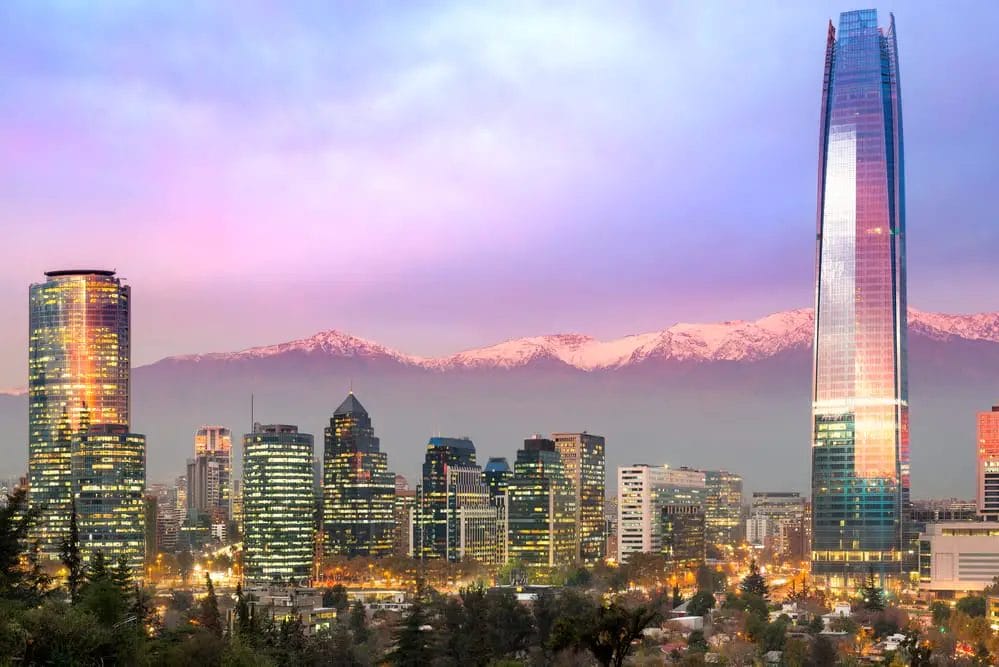 Die Skyline von Santiago de Chile am Abend - Chile Sehenswürdigkeiten