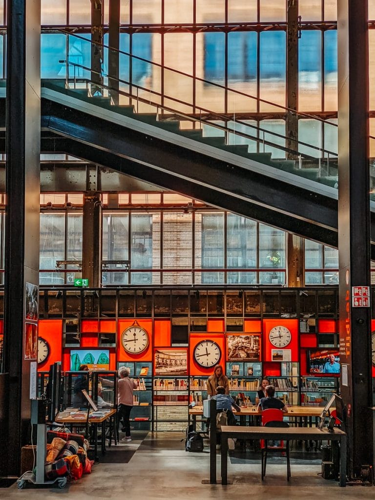 48 STUNDEN IN DER PROVINZ NORDBRABANT IN DEN NIEDERLANDEN - EIN BESUCH IN TILBURG & EINDHOVEN 23 LocHal. Eine der schönsten Bibliotheken und Arbeitsplätze die wir in letzter Zeit besucht haben - Provinz Nordbrabant - Tilburg