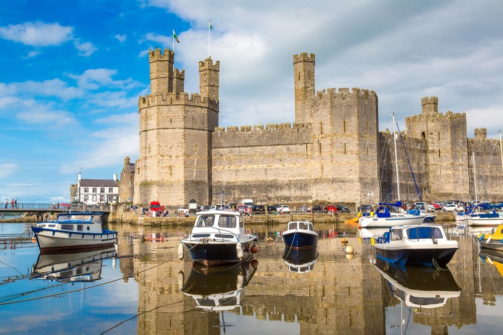 DIE 17 BESTEN WALES SEHENSWÜRDIGKEITEN - WUNDERVOLLE HIGHLIGHTS, TIPPS & AUSFLUGSZIELE 13 Die Burgruine von Caernarfon Castle - Wales Sehenswürdigkeiten