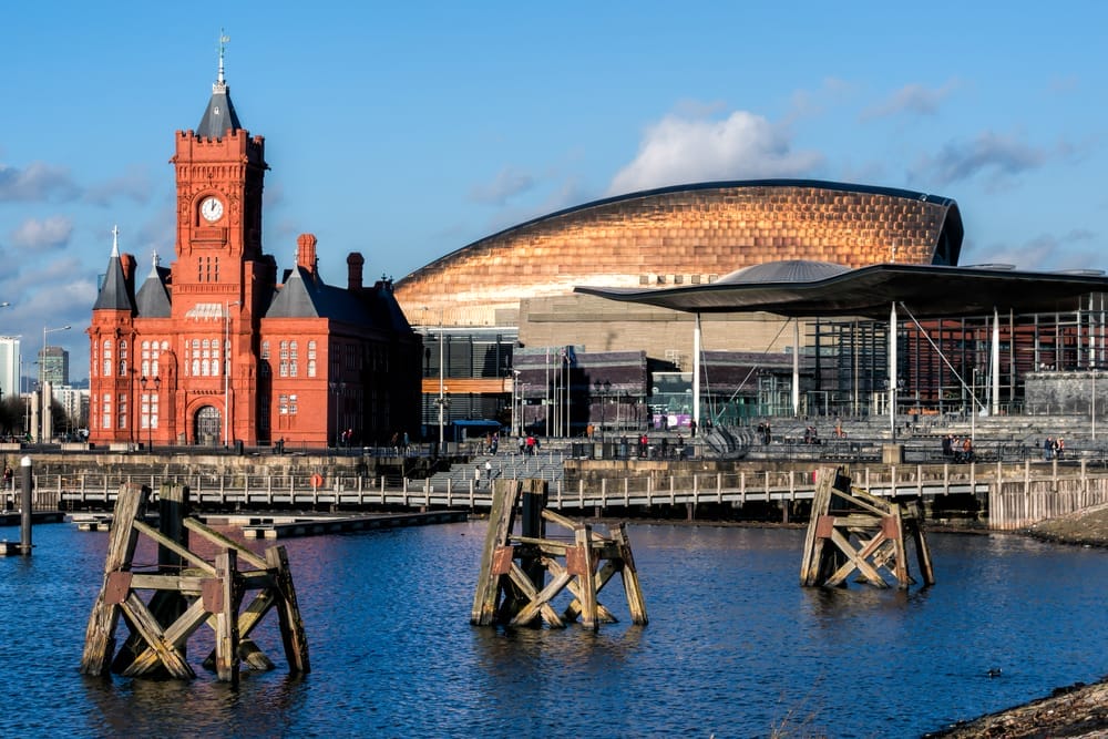 Hafenviertel in Cardiff mit Pierhead und Millenium Center - Wales Sehenswürdigkeiten