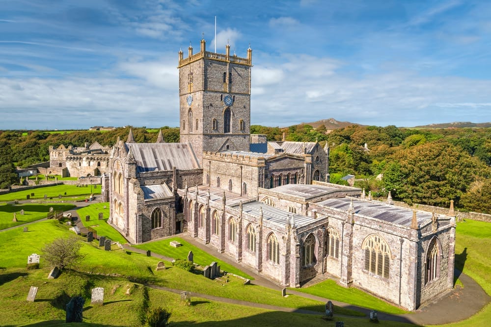 Die berühmte St. Davids Kathedrale in der kleinsten Stadt Wales - Wales Sehenswürdigkeiten