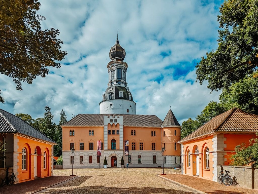 Das wunderschöne Schloss in der Innenstadt von Jever - Hooksiel Sehenswürdigkeiten | Foto: Oliver Bock