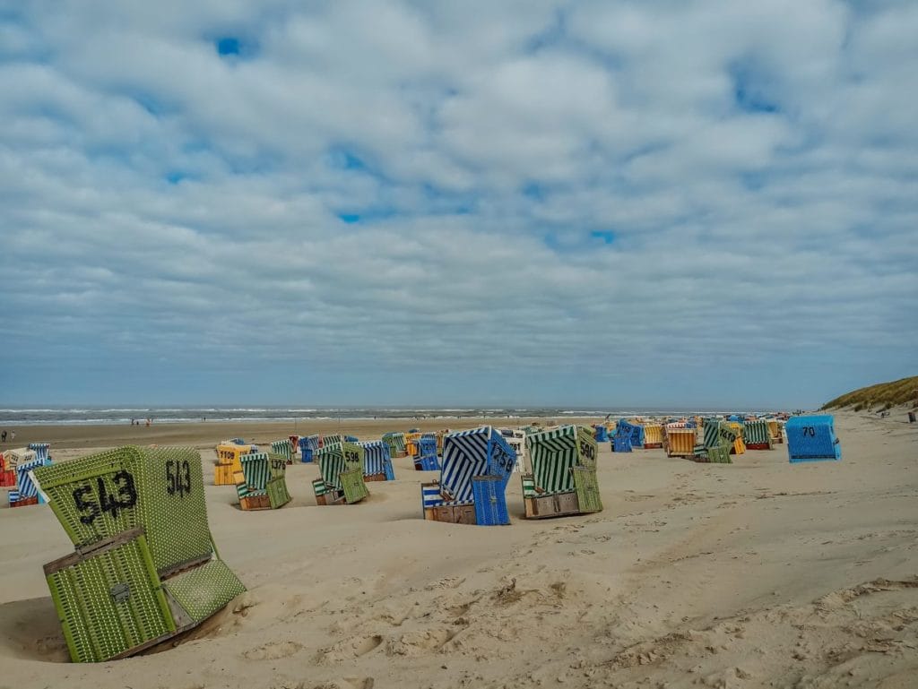 Bunte Strandkörbe am Strand von Langeoog - Hooksiel Sehenswürdigkeiten