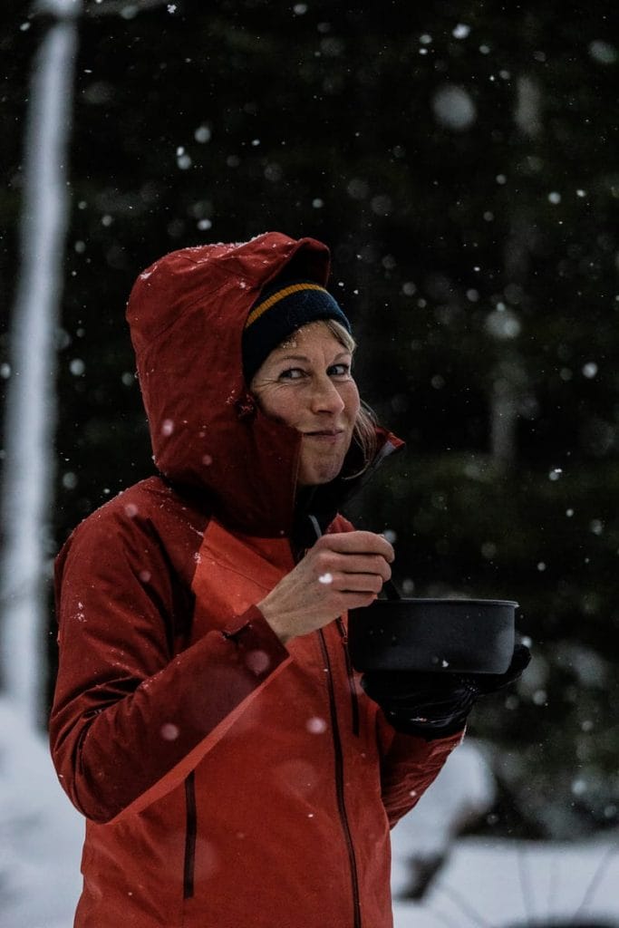 Judith isst beim Montane Lapland Arctic Ultra