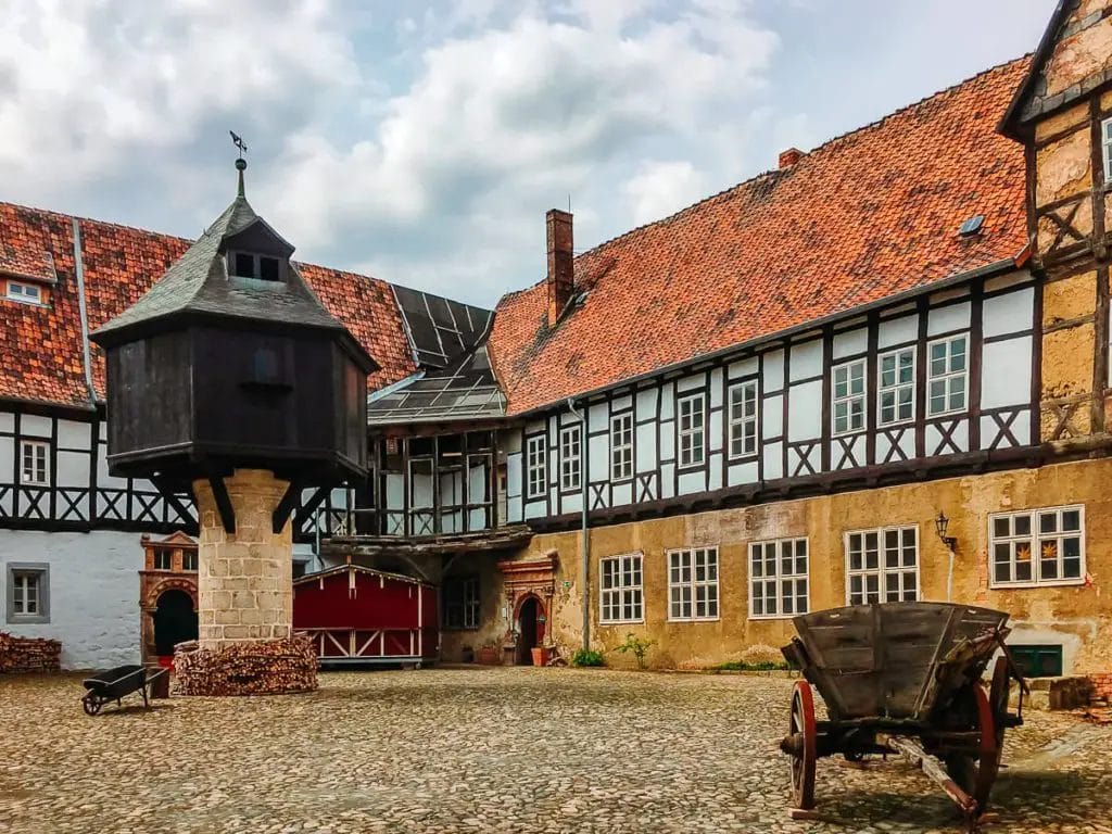 Der Innenhof des Adelshof mit Taubenturm - Quedlinburg Sehenswürdigkeiten