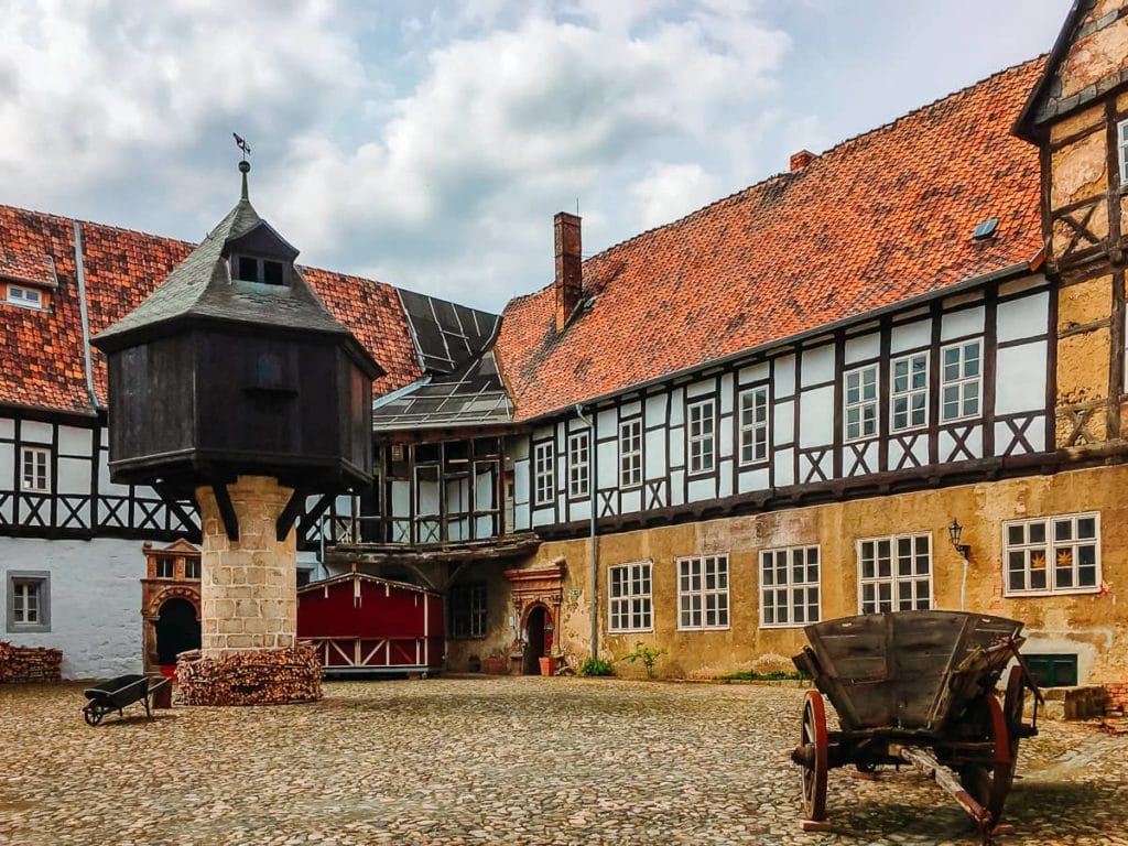 Der Innenhof des Adelshof mit Taubenturm - Quedlinburg Sehenswürdigkeiten