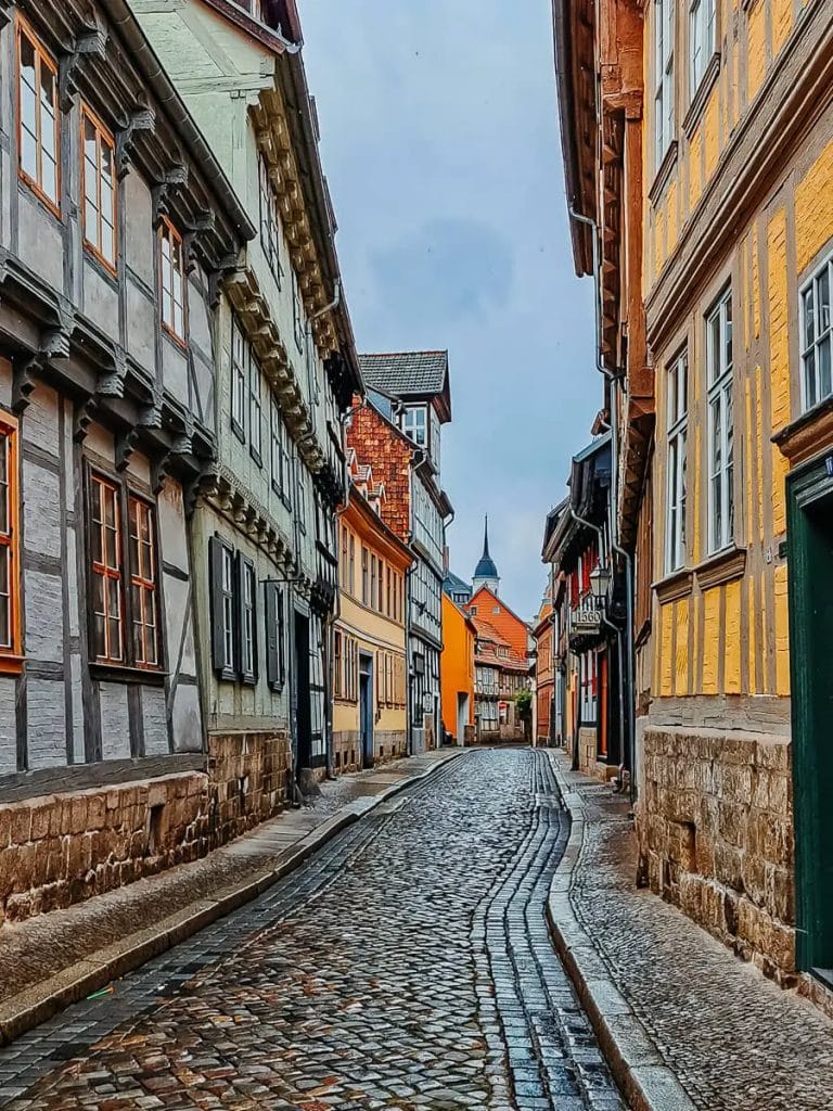 Kopfsteinpflasterstrasse in der historischen Altstadt von Quedlinburg - Quedlinburg Sehenswürdigkeiten