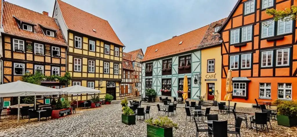 Der Schlossplatz lädt mit seinen vielen Cafés zum Verweilen ein - Quedlinburg Sehenswürdigkeiten